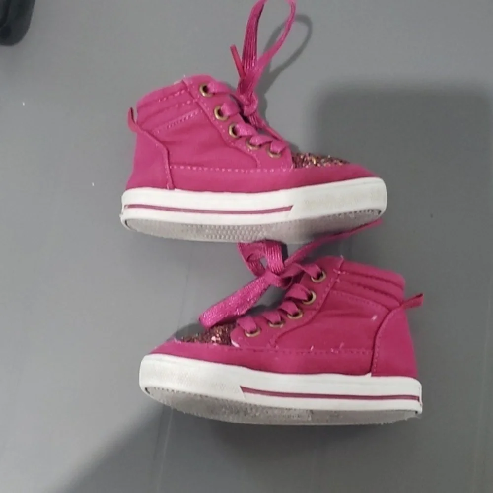 Oshkosh tennis shoes size 5‎